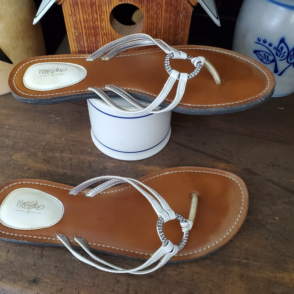 Mossimo size 7 flip flops